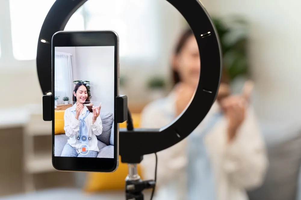 Gli influencer non promuovono più i prodotti: li co-creano
